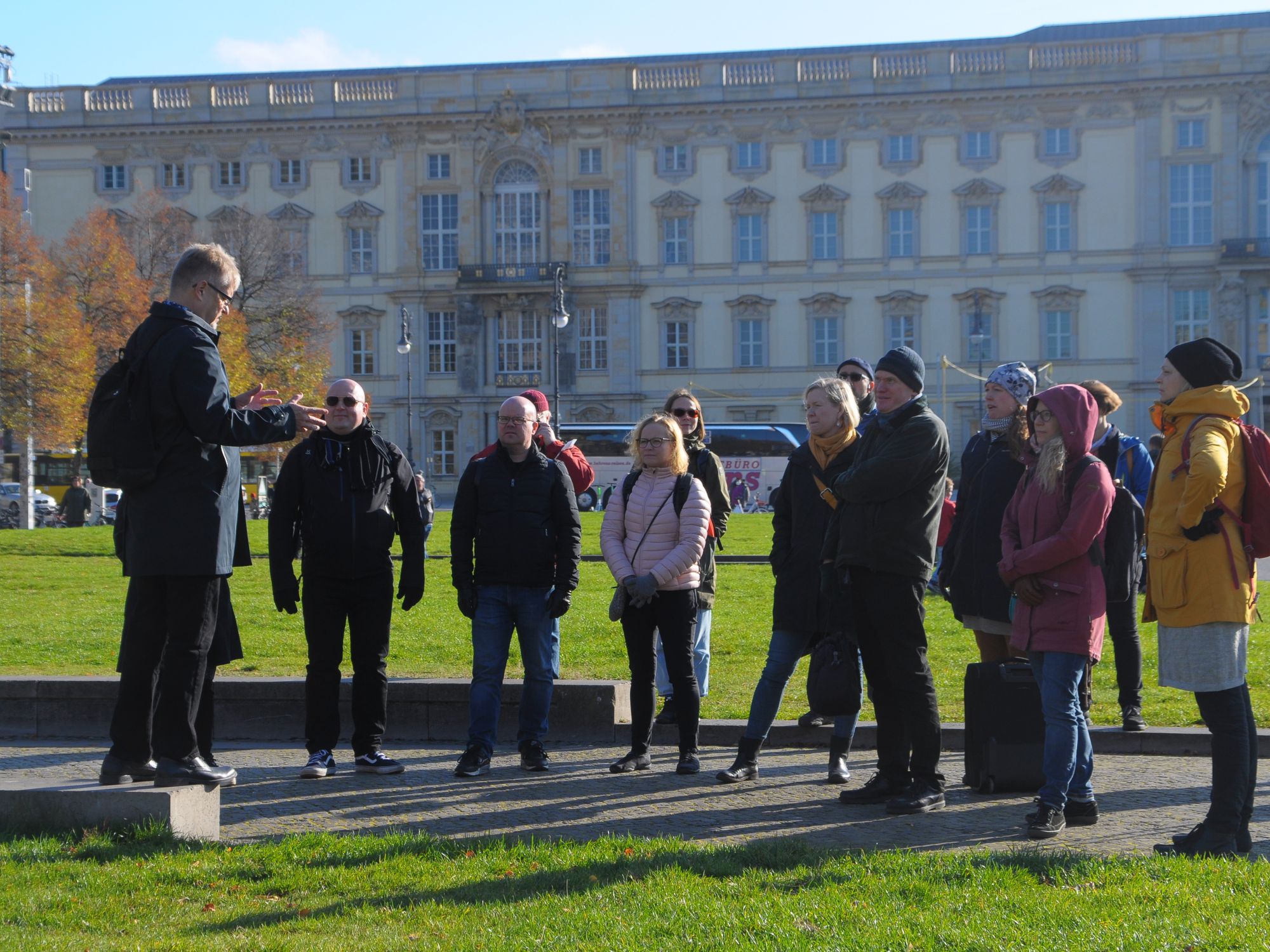 Kuorolaisia ulkona kaupunkikierroksella Berliinissä